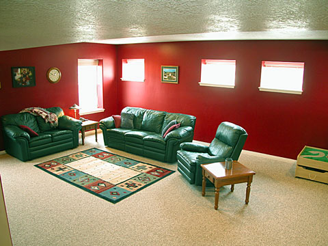 handsome space, room darkening 2" blinds, built-in entertainment area, 9 ' ceilings, Berber carpet...